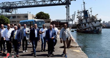 رئيس الوزراء يتفقد مشروع إنشاء جراج متعدد الطوابق بميناء الإسكندرية