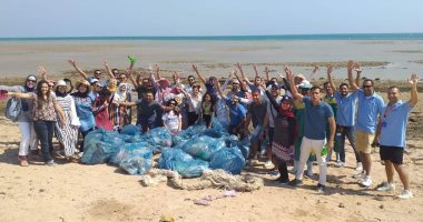 صور.. حملة لتنظيف شاطئ الفيروز بالغردقة