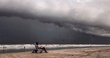 "حمامات شمس وفسحة للكلاب".. أغرب استعدادات مواطنى فلوريدا لإعصار "دوريان"