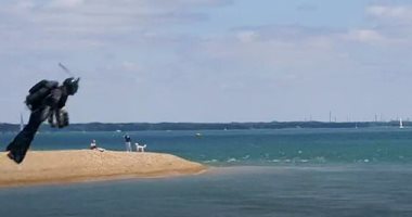 مخترع بريطانى يطير باستخدام بذلة نفاثة لتسليم خطاب إلى جزيرة وايت.. فيديو
