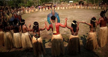 السكان الأصليون فى الأمازون يصلون لوقف الحرائق