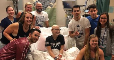 فيديو.. فريق Jonas Brothers يزور معجبة مريضة بالسرطان وتخضع للعلاج الكيماوى