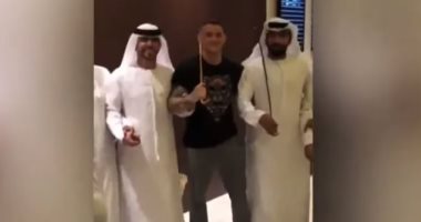 شاهد.. بطل العالم للفنون القتالية يرقص بالسيف فى الإمارات