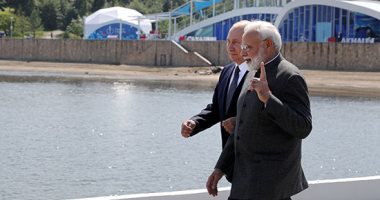 بوتين يلتقى رئيس وزراء الهند على هامش منتدى الشرق الاقتصادى الروسى
