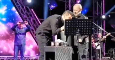 فيديو.. آدم يقبل يد جورج وسوف بافتتاح مهرجان قرطبة بلبنان