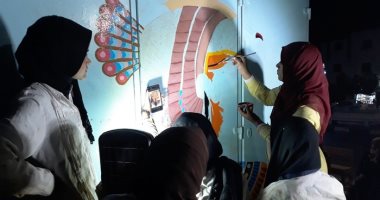 طلاب الثانوية الفنية يزينون أكشاك الكهرباء بالخارجة برسومات فرعونية.. صور  