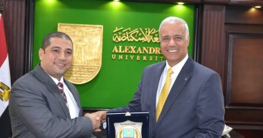 رئيس جامعة الإسكندرية يوقع بروتوكول تعاون مع الهيئة العامة لتعليم الكبار لمحو الأمية