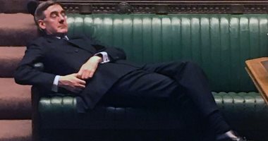 "انهض".. انتقادات لزعيم مجلس العموم بعد استلقائه على مقاعد البرلمان 