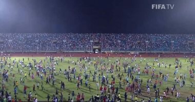 جماهير ليبيريا تقتحم الملعب احتفالا بالفوز على سيراليون والعقوبات تنتظرهم