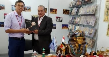 رئيس وفد كازاخستان يهدى مصر كتابا عن الحضارة الفرعونية