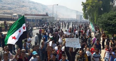 العربية: .سوريون يتظاهرون للمطالبة بفتح المعابر أمام نازحى إدلب
