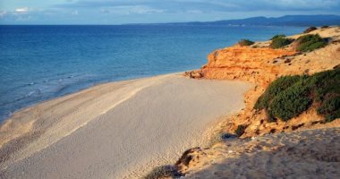 شواطئ بيشيناس السردينية تتحول من جنة بيئية لجزيرة قاتلة