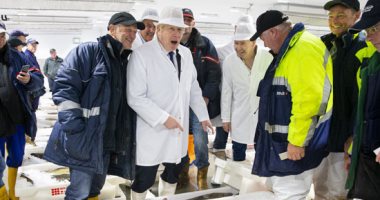 بعيدا عن السياسة.. رئيس وزراء بريطانيا يتناول وجبة سمك طازج بأحد الأسواق.. صور