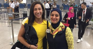 السباحة المصرية العالمية فريدة عثمان تغادر مطار القاهرة إلى واشنطن