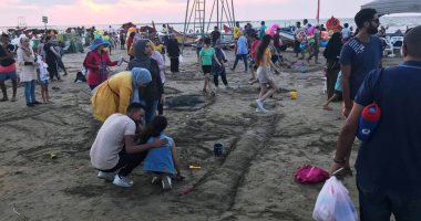 صور.. فعاليات مهرجان الرسم على الرمال بشواطئ مدينة رأس البر