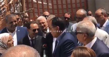 فيديو.. رئيس الوزراء عن غياب عمال مستشفى سمالوط النموذجى: "فين الشغل؟"
