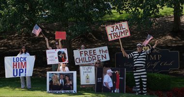 محتجون يتظاهرون أمام ملعب جولف ترامب بولاية فرجينيا