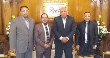 محافظ الوادى الجديد يلتقى الرئيس التنفيذى لموسعة جينيس فى مصر 