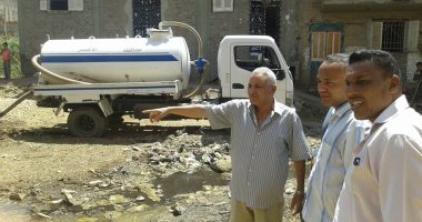 صور.. رئيس مدينة إسنا بالأقصر ينهى أزمة المياه الجوفية بالعضايمة 
