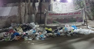 أمام لافتة "برجاء عدم إلقاء القمامة" تتراكم المخلفات فى شارع سعيد بمدينة طنطا