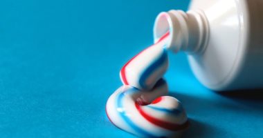 10 استخدامات لمعجون الأسنان للعناية بالبشرة.. من التجاعيد للخطوط الداكنة