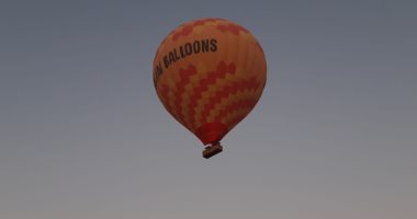 صور.. إقلاع أول رحلات "البالون الطائر" بالأقصر بعد توقفها 80 يوماً