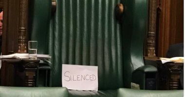 الجارديان: الفوضى والغضب يسيطران على "العموم" بعد تعليق البرلمان 