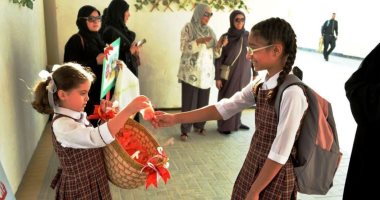 مدارس البحرين تستقبل الطلاب بالبلالين والشخصيات الكارتونية