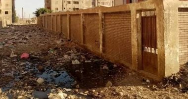 قارئ يشكو انتشار القمامة بسور مجمع مدارس أبوبكر الصديق بالصف