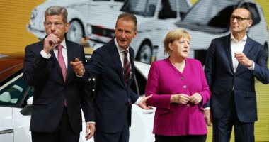 ميركل تتفقد معرض فرانكفورت للسيارات فى ألمانيا ونشطاء يطالبون بخفض التلوث