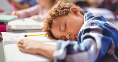 علامات تكشف عدم حصول طفلك على القدر الكافى من النوم