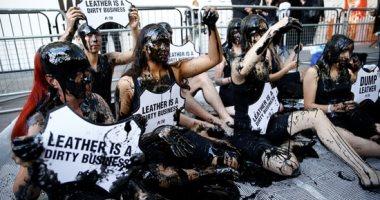 صور.. محتجو المناخ يفترشون سجادة من الدماء فى افتتاح أسبوع الموضة بلندن