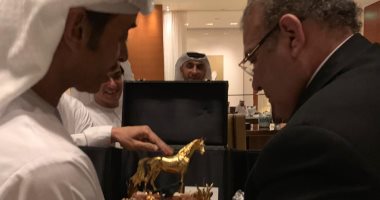 درع "الحصان العربى الذهبى" للدكتور حسن راتب لإسهامه فى اعداد موسوعة "حكيم العرب"