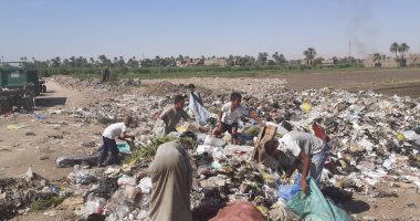 شكوى من تلال القمامة فى مدخل قرية الخرانقة بمدينة قوص بمحافظة قنا
