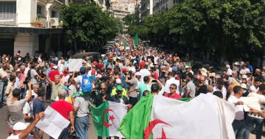 صور.. آلاف يتظاهرون بالجزائر مطالبين برحيل باقى النخبة الحاكمة قبل الانتخابات