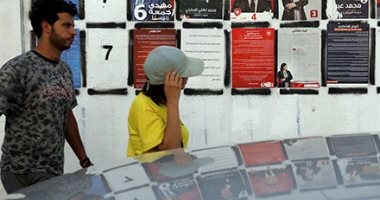 التونسيون يؤيدون مرشحيهم فى الإنتخابات الرئاسية باللافتات وشعارات التأييد 