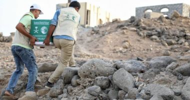  مركز الملك سلمان للإغاثة يوزع 400 سلة غذائية في جزيرة ميون اليمنية 