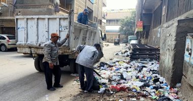 رفع مخلفات فى حملة نظافة بشوارع حى غرب شبرا الخيمة