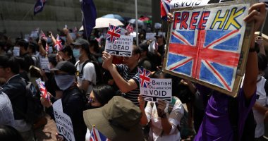 احتشاد المحتجون فى هونج كونج أمام القنصلية البريطانية للضغط على الصين