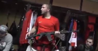 شاهد.. لاعب هوكى يحصل على بندقية كلاشينكوف بعد حصوله على "رجل المباراة"