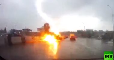 لقطة نادرة.. البرق يضرب سيارة أثناء سيرها بشارع بنوفوسيبيرسك فى روسيا