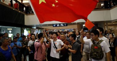 اشتباكات بين متظاهرين مناهضين ومؤيدين للصين فى هونج كونج