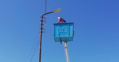 إصلاح شبكات كهرباء ورفع المخلفات من شوارع الشيخ زويد بشمال سيناء 