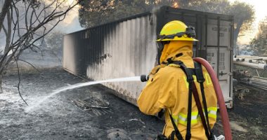 ولاية كاليفورنيا الأمريكية تكافح لإخماد حرائق الغابات