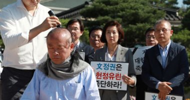 برلمانيون بكوريا الجنوبية يحلقون رؤوسهم احتجاجاً على تعيين وزير العدل الجديد. صور