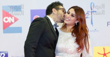 أحمد الفيشاوى وزوجته يتبادلان القبلات فى مهرجان الجونة