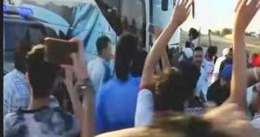 فيديو.. جمهور الزمالك يحتشد أمام أتوبيس الفريق دعمًا للاعبين قبل السوبر