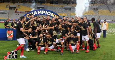 فيديو وصور.. الأهلى يتسلم كأس السوبر المصرى بعد الفوز على الزمالك بثلاثية