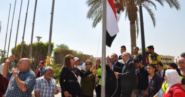 صور.. رئيس جامعة حلوان يرفع علم مصر احتفالا ببدء الدراسة