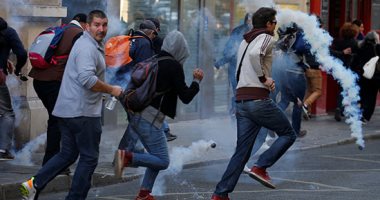 صور.. الشرطة الفرنسية تطلق الغاز على محتجى السترات الصفراء وتعتقل العشرات